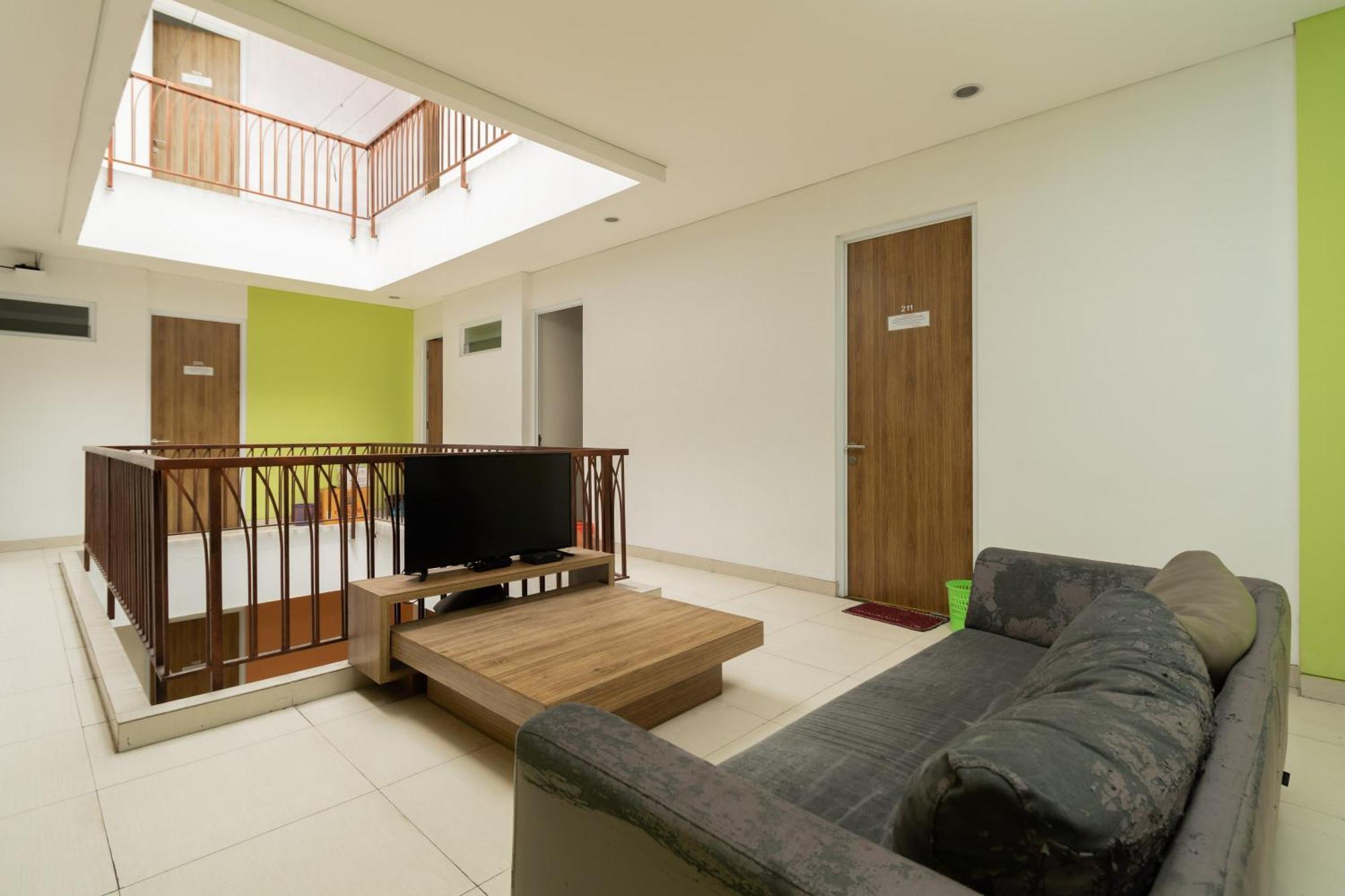 ホテル Reddoorz Syariah Near Prasetya Mulya Cilandak Campus ジャカルタ エクステリア 写真